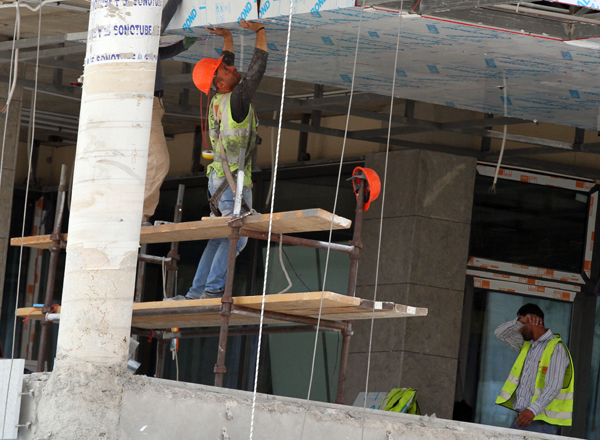 The Labour Ministry on Sunday urged those who work outdoors to avoid direct sun exposure during peak hours and to remain hydrated (Photo by Osama Agarbeh)